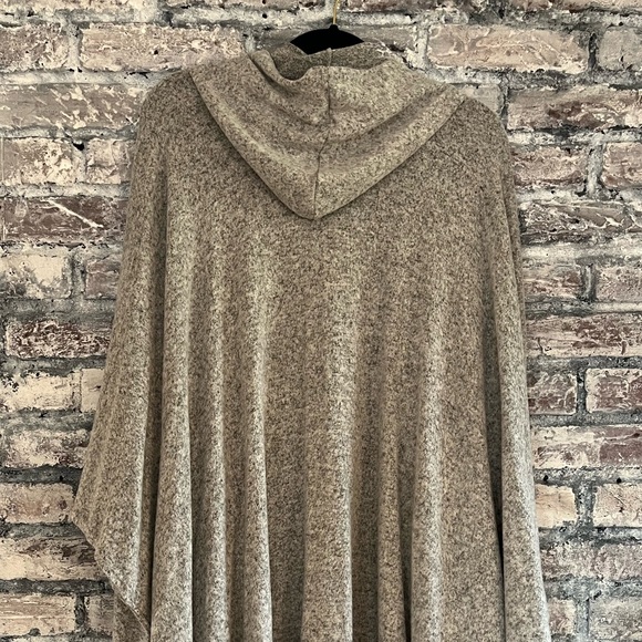 Everyday cozy wrap with hood/pockets NWOT model wearing light gray in 1st pic - Picture 2 of 8